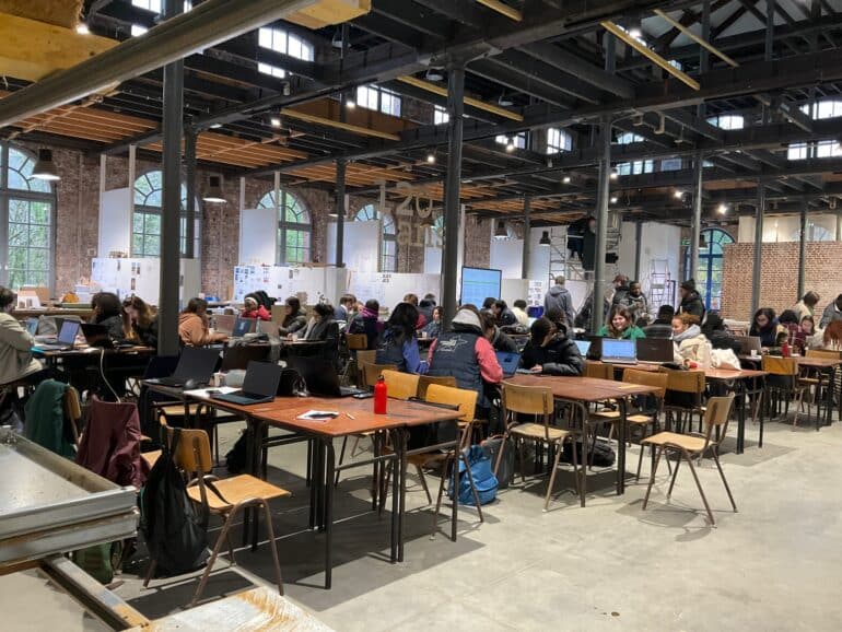 Étudiants et étudiantes en Hackaton pour un bâtiment durable