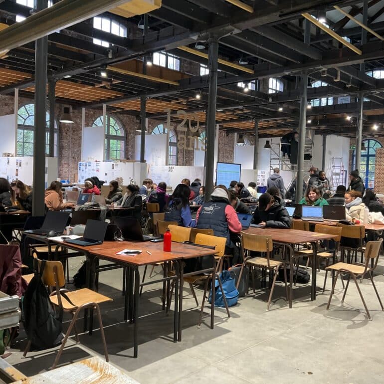 Étudiants et étudiantes en Hackaton pour un bâtiment durable