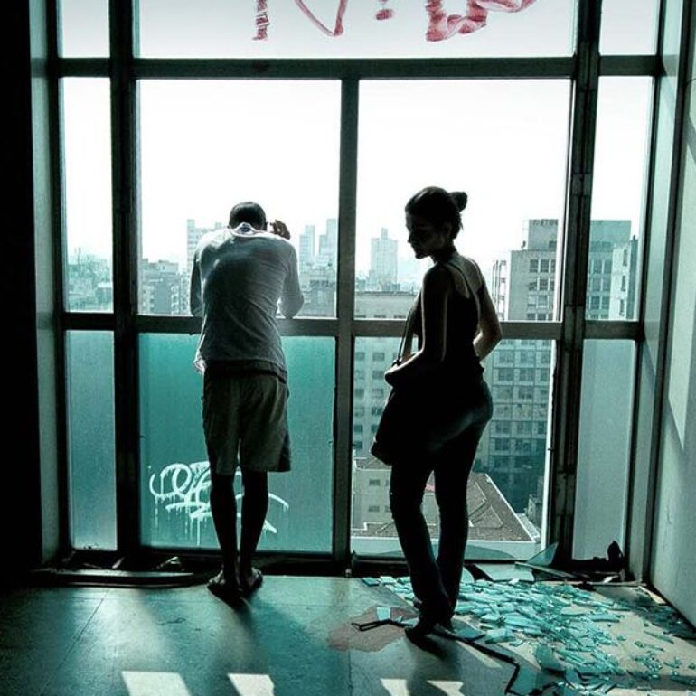 Projection – « Skin of Glass » de Denise Zmekhol